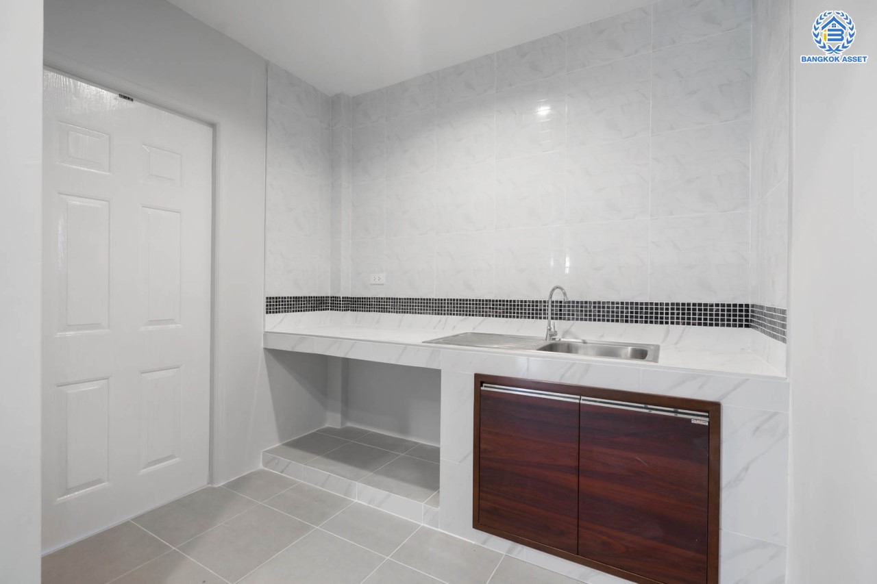 บ้านมือสองตกแต่งใหม่ แบรนด์ LH ม.ชลลดา บางใหญ่-เซ็นทรัลเวสต์เกต หลังใหญ่ เนื้อที่ 52.5 ตร.ว. ฟังก์ชัน 5 ห้องนอน (มีห้องนอนชั้นล่าง 2 ห้อง) 2 ห้องน้ำ 2 ที่จอดรถ Facilities ครบครัน บนทำเลเดินทางสะดวก เชื่อมต่อถ.กาญจนาภิเษก และเพียง 10 นาทีถึงรถไฟฟ้า "สถานีคลองบางไผ่"